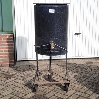 Nostalgische kunstmelkmenger