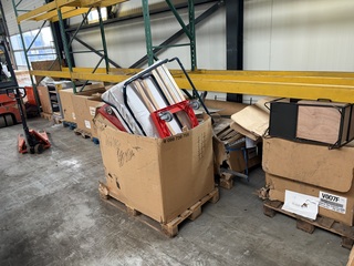 Partij  Winkelinventaris, kledinghangers en diversen