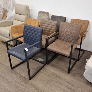 7x Eetkamerstoel en 1x barkruk