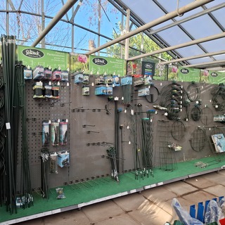 Partij plantensteunen en toebehoren o.a. Peacock