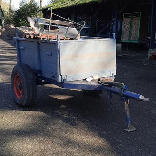 Nostalgische kiepkar met inhoud