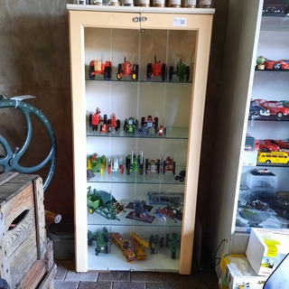 Vitrinekast met miniaturen