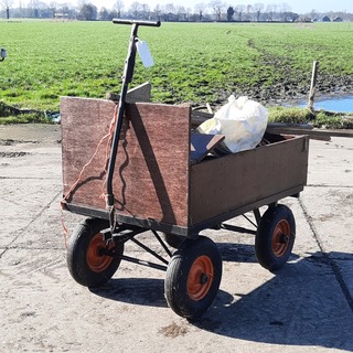 Bolderkar met diverse kinder speelgoed