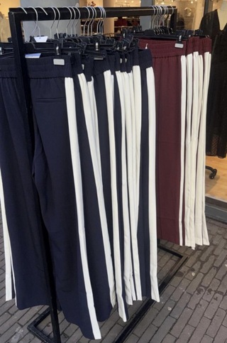 Ca. 500x Broeken, met witte streep, rood/blauw