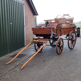Paardenrijtuig met inhoud