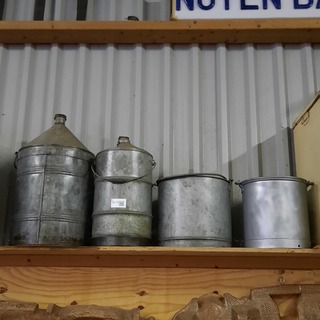 2x Zinken melkemmer en 2x zinken oliedrum