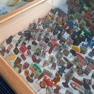 Partij speltjes in wandkast