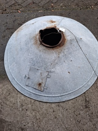 Wasteil met industriële lampenkap