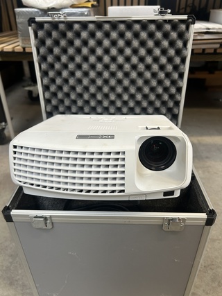 Mitsubishi XD430U projector met scherm