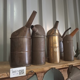 Diverse nostalgische schenkkanen en trechter