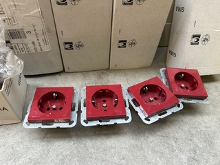 35x Inbouw stekkerdoos Gira, rood