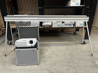 Mitsubishi XD430U projector met scherm