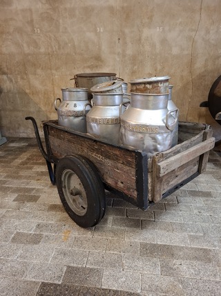 Handkar met 5x diverse melkbus en teems