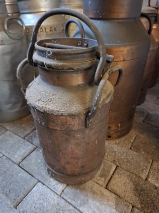 5x diverse koperen melkbussen