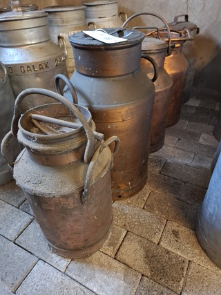 5x diverse koperen melkbussen