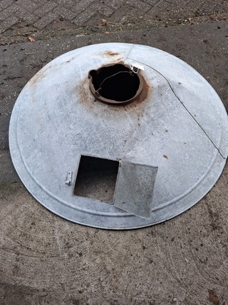 Wasteil met industriële lampenkap