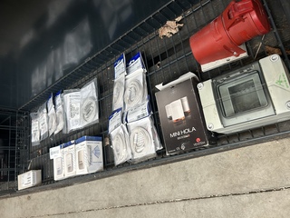 Partij meterkast accessoires en elektronica w.o. bewegingsdetector W.o