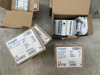 17x Divers schakelmateriaal w.o. omschakelaar Hager