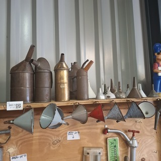 Diverse nostalgische schenkkanen en trechter