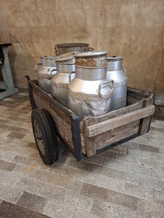 Handkar met 5x diverse melkbus en teems