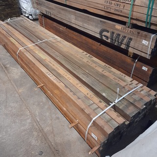 Ca. 46x Hardhouten paal, 7 x 7 x 400 cm