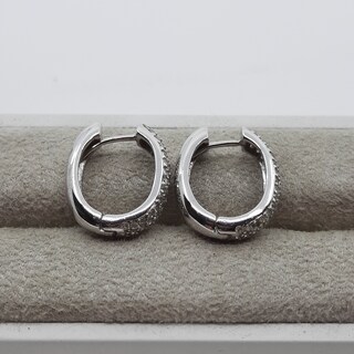 Paar witgouden creolen met pavé gezet briljant, 18 karaats