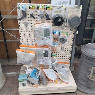 Assortiment regenton toebehoren o.a. Harcostar