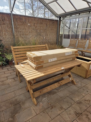 Houten tafel met 4x bank Talen