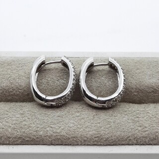 Paar witgouden creolen met pavé gezet briljant, 18 karaats