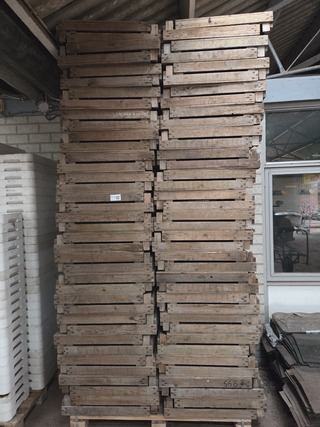 Partij houten kratten