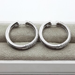 Paar witgouden creolen, 18 karaats, Leo Pizzo