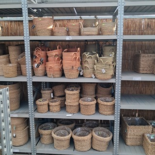 Partij bloemmanden o.a. Hana Design