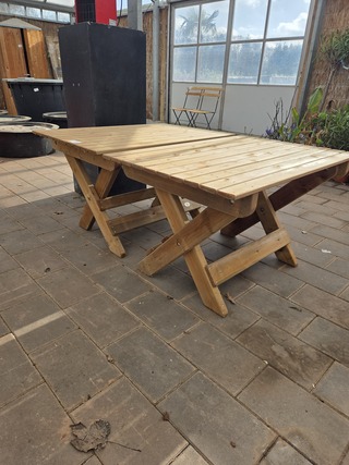 2x Buitentafel, Talen