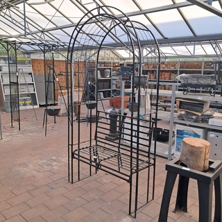 Tuinbank met rozenboog