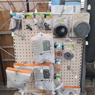 Assortiment regenton toebehoren o.a. Harcostar