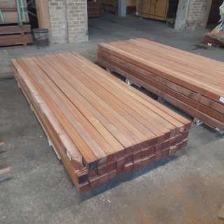 Ca. 42x Hardhouten paal, 6,8 x 6,8 x 250 cm