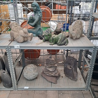 Assortiment beelden en waterornamenten o.a. Ubbink