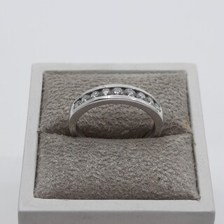 Witgouden ring met een railzetting, 18 karaats