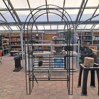 Tuinbank met rozenboog