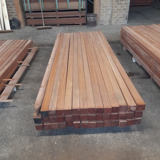 Ca. 42x Hardhouten paal, 6,8 x 6,8 x 250 cm