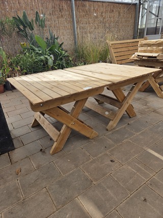 2x Buitentafel, Talen