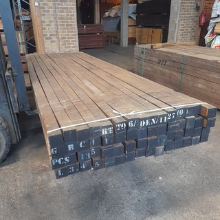 Ca. 60x Hardhouten paal, 7 x 7 x 350 cm