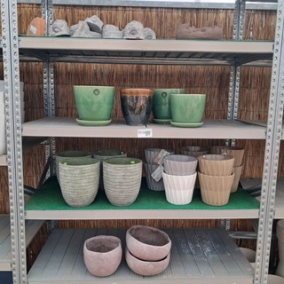 Partij bloempotten en beelden o.a. TS Collection, Endersen