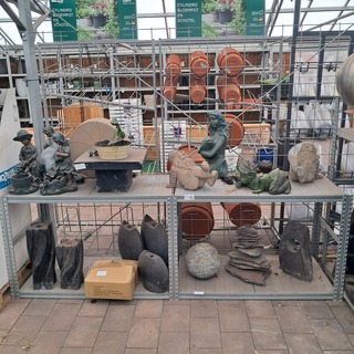 Assortiment beelden en waterornamenten o.a. Ubbink