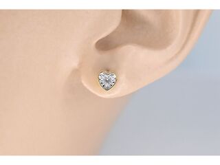 Gouden oorbellen met een briljant geslepen diamant in hartvorm