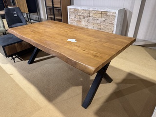 Eettafel, licht bruin + zwart