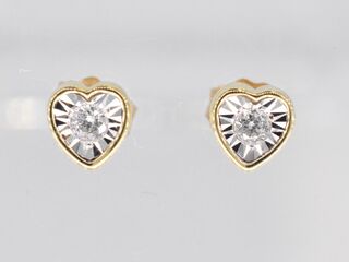 Gouden oorbellen met een briljant geslepen diamant in hartvorm