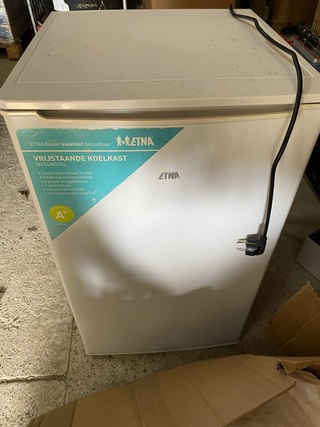 Partij diversen, Bestaande uit o.a. Koelkast, bureaustoel en gereedsch