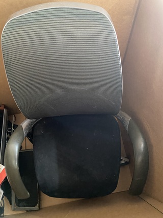 Partij diversen, Bestaande uit o.a. Koelkast, bureaustoel en gereedsch