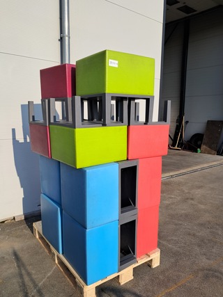 Ca. 14x  Diverse krukjes, rood, groen, blauw en roze